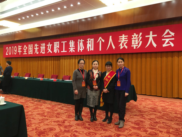 与上海市总工会领导合影_meitu_6.jpg 与上海市总工会领导合影_meitu_6.jpg